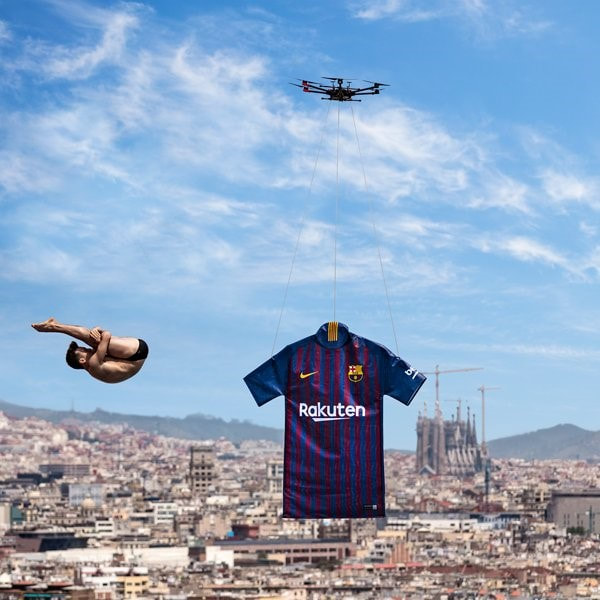 Chiếc áo đá banh trên sân nhà của Barcelona 18-19