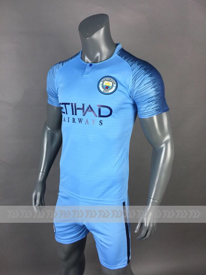 Bộ quần áo đá banh của CLB Manchester City 2018-19 màu xanh dương.